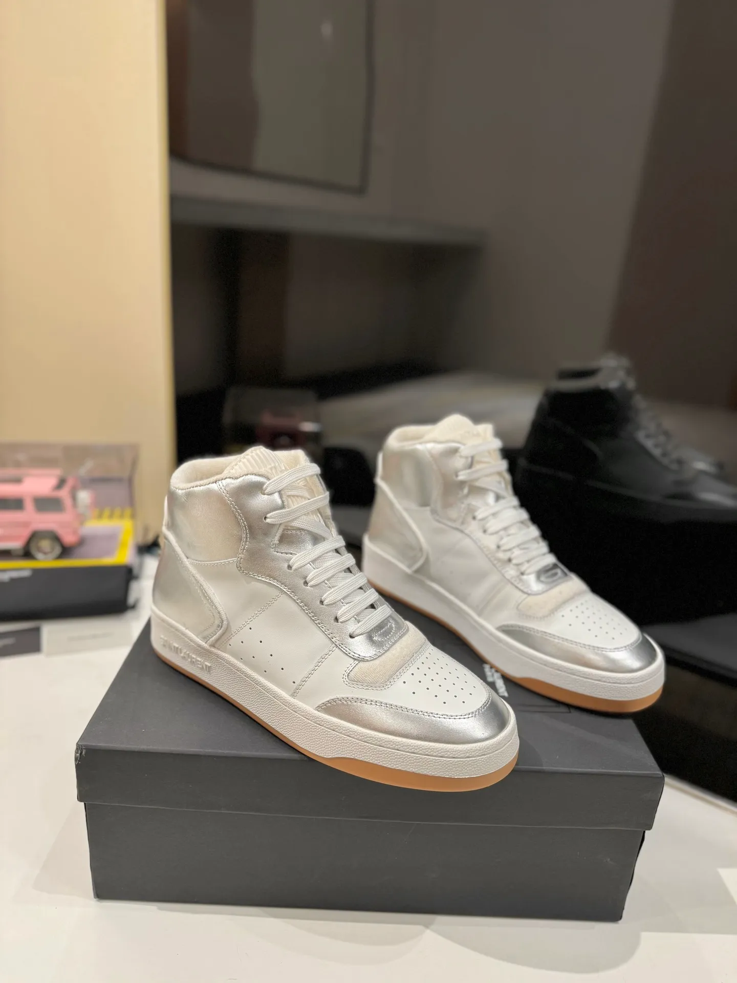 👟👟Ex-factory price 680👟👟 [High version for couples] YSL SAINT LAURENT Yves Saint Laurent SL61, the latest popular casual series in spring and summer...👍👍 Yves Saint Laurent SL61, original purchase, 1:1 replica, fresh blood injection and casual retro design, super good-looking and versatile, the upper is made of cowhide punching and splicing, the upper is super soft , lightweight and comfortable to match with sweatshirts, it is recommended to have one pair in each hand😁 ✅Fabric: Original customized cowhide ➕Punching process ➕Last process ✅Inner lining: Original towel lining ✅Feet: Original customized cowhide ✅Outsole: Original molded two-color bottom ✅Packaging: Original full set of packaging ✅Code number: 35-46 (Female 41.42. Male 38.45.46 Customized, non-returnable)